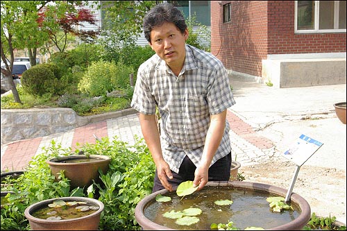 서용하 교감이 자식처럼 여기는 수생 식물을 보여주고 있다. 